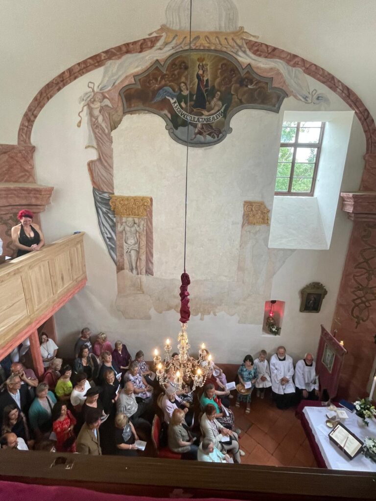 Velikonoční zámek: latinská mše se zpěvy, prohlídky a vernisáž obrazů Emilie Milerové